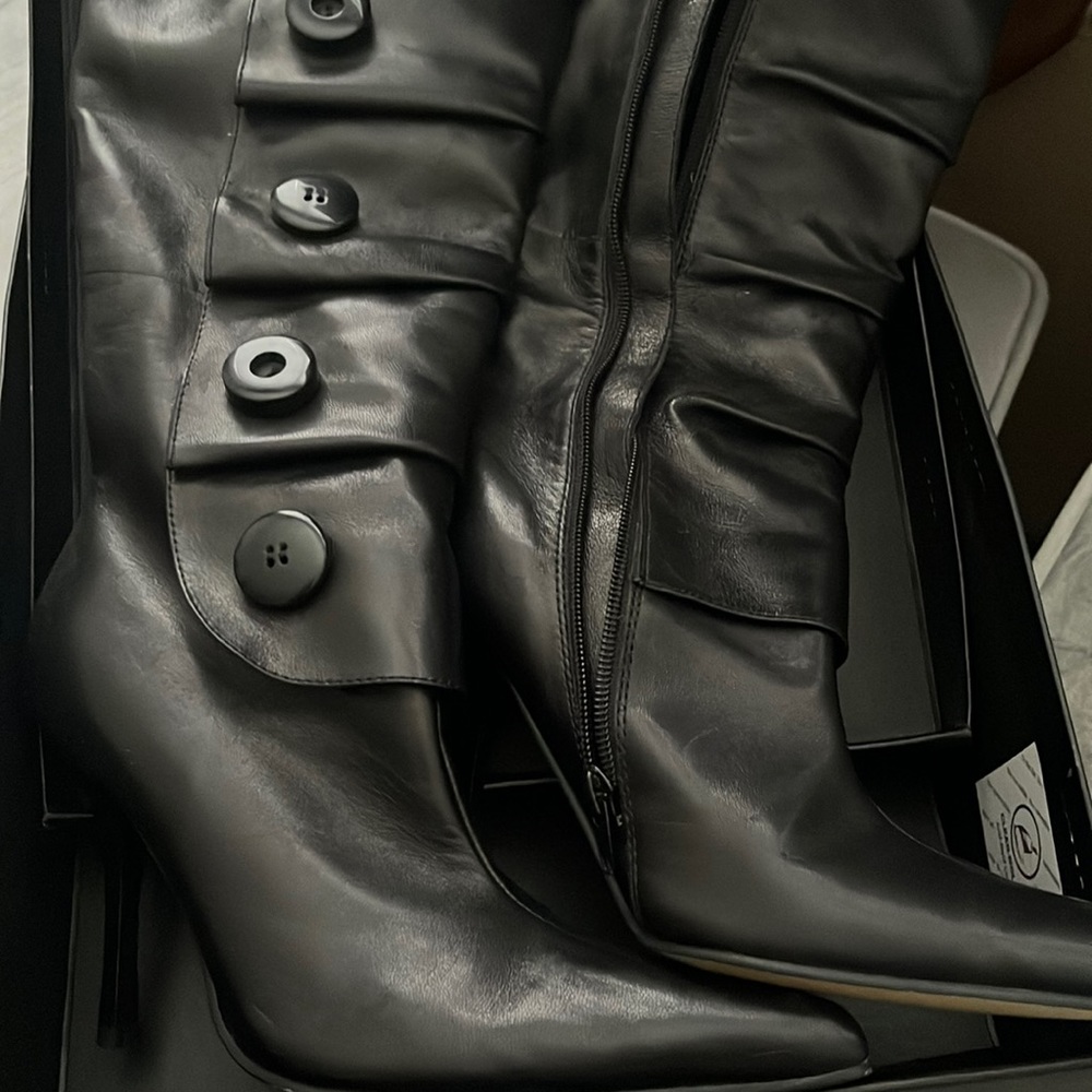 Pointed toe knee high side zipper boots